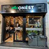 Accanto all'entrata dell�Hon�st (il cui nome rimanda alla tipica espressione barese che vuol dire �giusto�)...